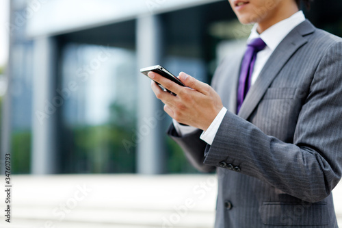 Photo: スマートフォン 男性 メンズ 若い ビジネスマン ビジネスシーン スマートフォン 男性 メンズ 若い ビジネスマン ビジネスシーン