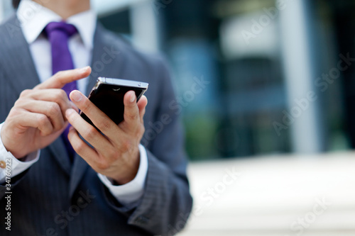 Photo: スマートフォン 男性 メンズ 若い ビジネスマン ビジネスシーン スマートフォン 男性 メンズ 若い ビジネスマン ビジネスシーン