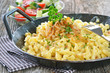 Kässpätzlepfanne mit Beilagensalat