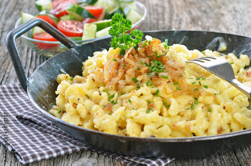 Foto: Kässpätzlepfanne mit Beilagensalat Kässpätzlepfanne mit Beilagensalat