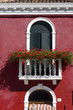 Balcone con vasi di fiori a Burano