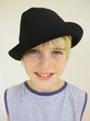enfant blond au borsalino