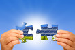 Mani e puzzle in controluce