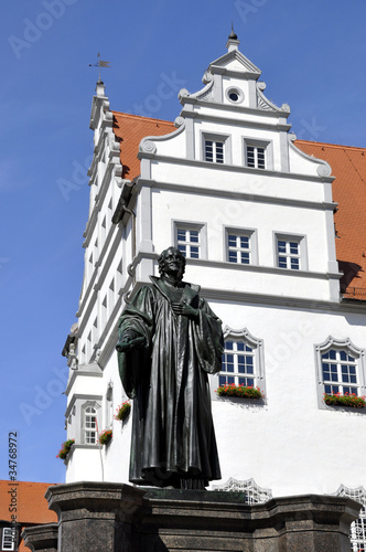 Foto: Wittenberg Melanchton Denkmal vor dem Rathaus Wittenberg Melanchton Denkmal vor dem Rathaus