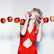 Foto: Young pretty woman in a fashionable dress with apples Young pretty woman in a fashionable dress with apples
