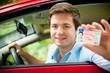Jugendlicher mit neuem Auto und Führerschein Jugendlicher mit neuem Auto und Führerschein