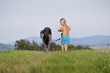 Foto: Kind mit Hund, sich entferndend Kind mit Hund, sich entferndend