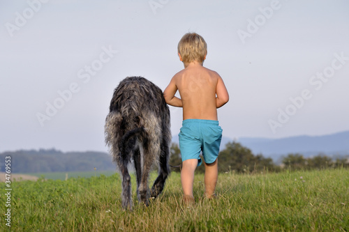 Photo: Kind geht mit Hund spazieren Kind geht mit Hund spazieren