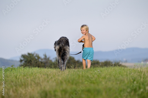 Photo: Kind mit Hund, sich entferndend Kind mit Hund, sich entferndend