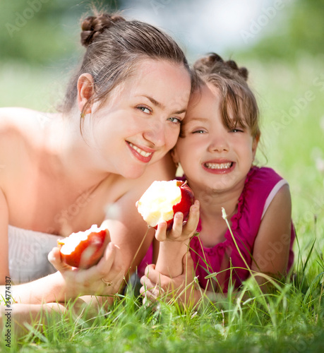 Foto: mother and daughter mother and daughter