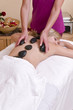 Hot Stone Massage - Wellnesmassage -  an einer hübschen, jungen