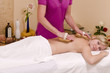 Holzbürstenmassage - Wellnesmassage -  an einer hübschen, jung