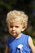 Bambino con cappelli ricci biondi Bambino con cappelli ricci biondi