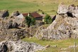une maison dans les rochers