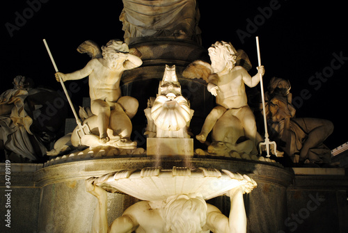 Photo: Nächtlicher Brunnen in Wien Nächtlicher Brunnen in Wien