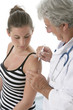 Vaccin sur une jeune femme