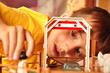 Junge spielt im Kinderzimmer
