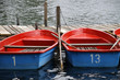 Blau-rote Ruderboote an einem Steg