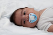 neonato con ciuccio