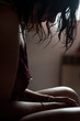 femme en nuisette et contre jour