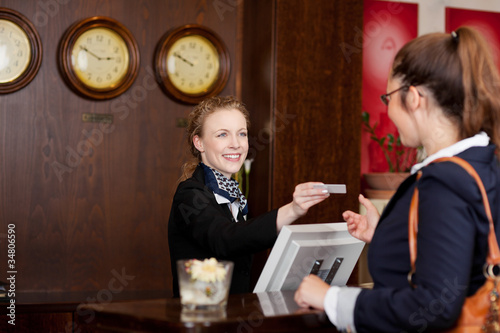 Photo: gast im hotel erhält die karte gast im hotel erhält die karte