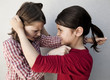 fillettes se tirant les cheveux
