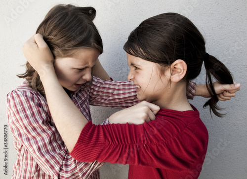 Photo: fillettes se tirant les cheveux fillettes se tirant les cheveux