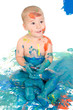 Kleiner Junge spielt mit Farbe