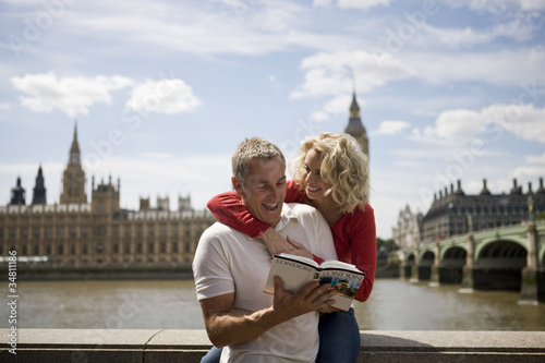 Foto: A middle-aged couple in front of the Houses of Parliament A middle-aged couple in front of the Houses of Parliament