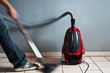 homme passant l'aspirateur