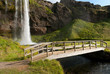 ponte in legno sulla cascata di seljalandsfoss in islanda ponte in legno sulla cascata di seljalandsfoss in islanda