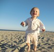 garçon de 2 ans courant sur la plage