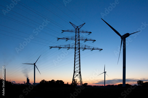 Photo: Strommast und Windräder bei Nacht Strommast und Windräder bei Nacht