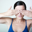 jeune femme yeux cachés avec les mains
