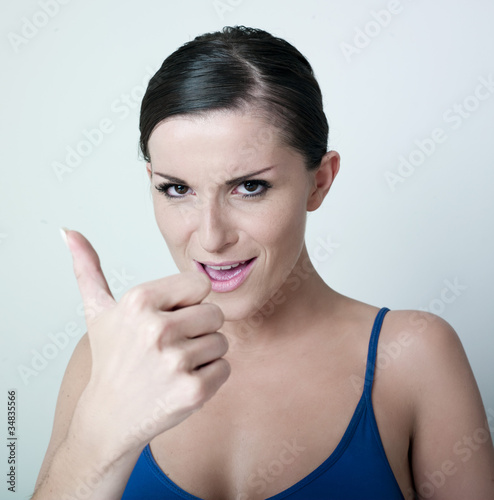 Photo: jeune femme pouce levé fierté jeune femme pouce levé fierté