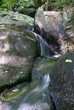 cascade dans les rochers