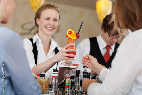 Foto: gast bekommt fruchtigen cocktail gast bekommt fruchtigen cocktail
