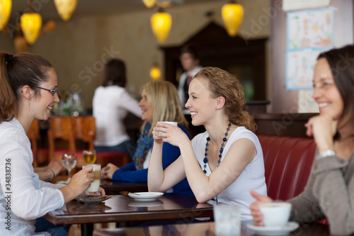 Foto: gäste haben spaß im café gäste haben spaß im café