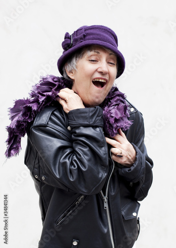 Photo: femme âgée en perfecto de cuir souriante femme âgée en perfecto de cuir souriante