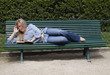 jeune femme lisant un roman