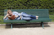 Jeune femme lisant sur un banc