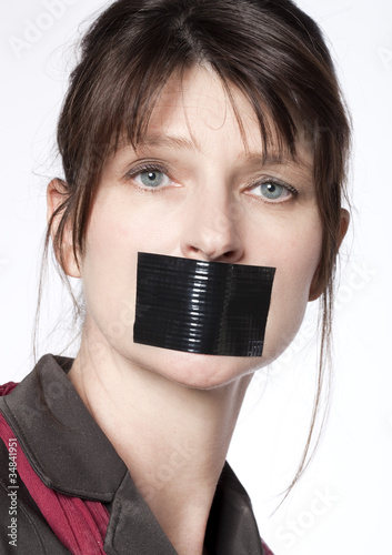 Photo: femme censurée par une bande adhésive femme censurée par une bande adhésive