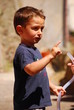 bambino che innaffia
