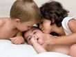 bambini che baciano un neonato