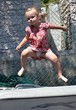 Image : petite fille sur trampoline