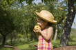 Jeune fille de profil croquant dans une pomme