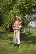 Jeunes filles attrapant une pomme dans un arbre