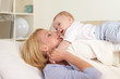 Foto: Mutter mit Baby auf dem Sofa Mutter mit Baby auf dem Sofa