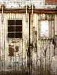 Tor an einem verfallenen Schuppen in Sachsenhausen