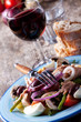 französischer Salat Nicoise auf einem Teller